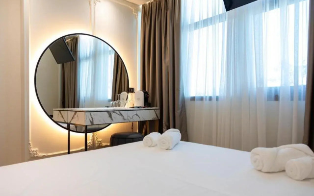 Hotel Adore