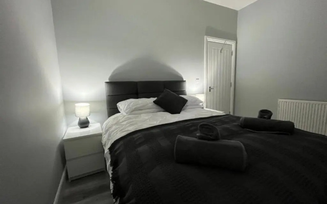 Entire spacious 4 bedroom apartment in Bournemouth