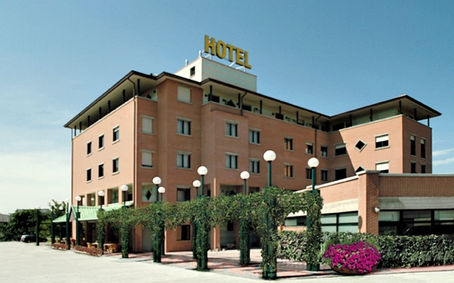 Hotel Leonardo Парма вид на фасад