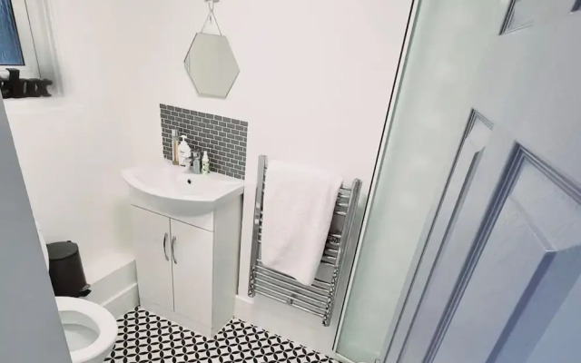 Apt - Sleeps 4/5 - Garden - Parking