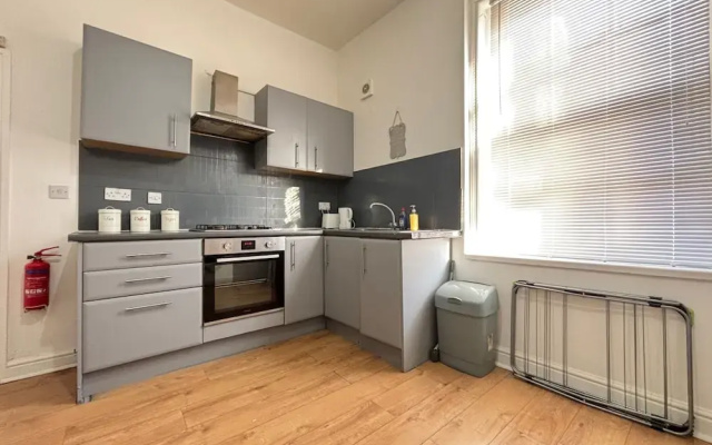 4 Beds-sleeps 8-central-office Space