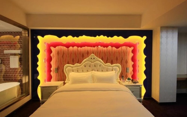 Jumu Hotel (Luoyang Longmen High-speed Railway Station Baolong Plaza)