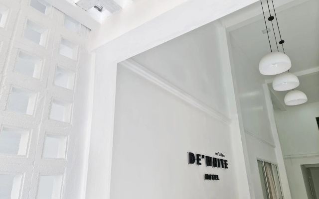 De'white Hotel