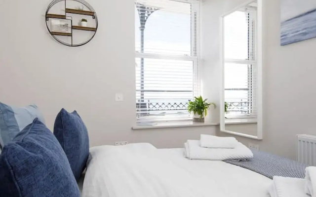 Panoramic sea Views in Beachfront apt w Balcony