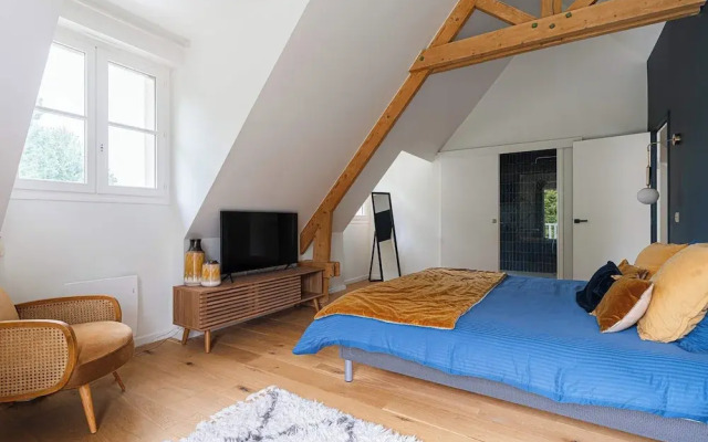 Stunning House With Swimming Pool and Padel Court