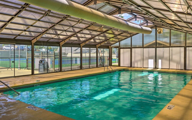 Pet-friendly Branson Retreat w/ Pool & Golf Access