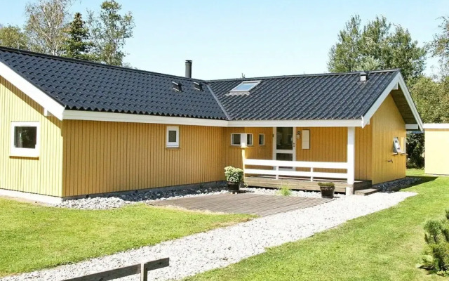 10 Person Holiday Home in Vaeggerlose