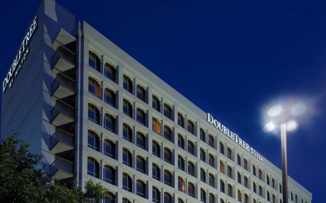 Отель DoubleTree by Hilton Dallas - Market Center США, Даллас - отзывы, цены и фото номеров - забронировать отель DoubleTree by Hilton Dallas - Market Center онлайн вид на фасад