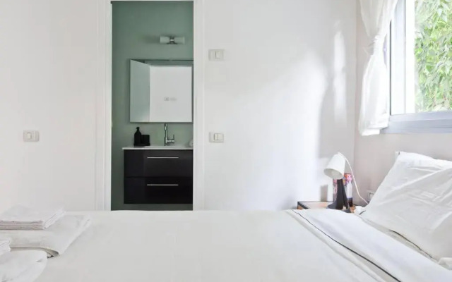 Beautifully Renovated 2BR with Balcony Beachfront*