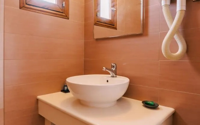 Arte Lindos Suites