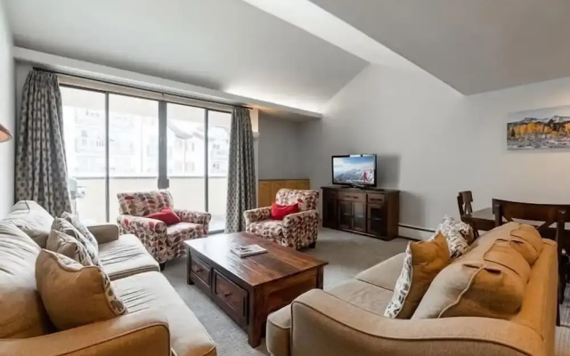 17 Vail Road Condos Ski All Day! Right in the Heart of the Village by RedAwning