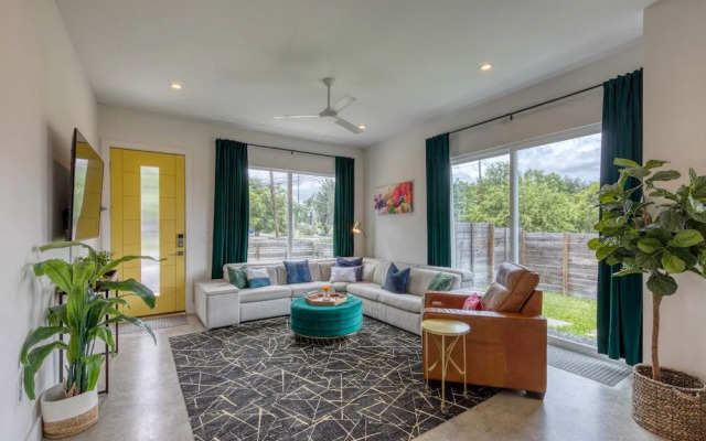 Contemporary Home Centrally Located Near Soco & DT