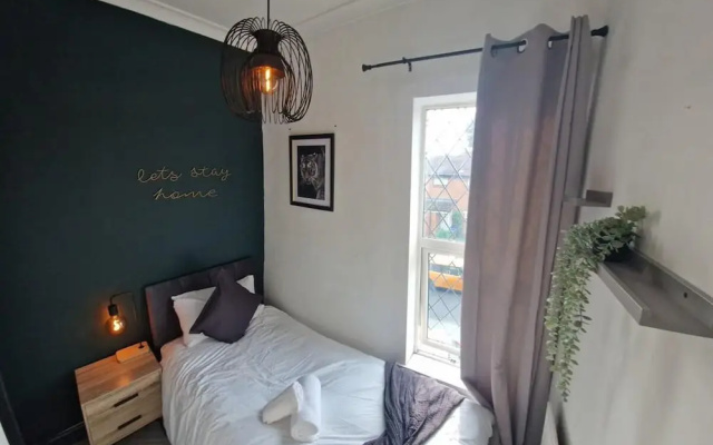 Charming 4-bed House in Wednesbury
