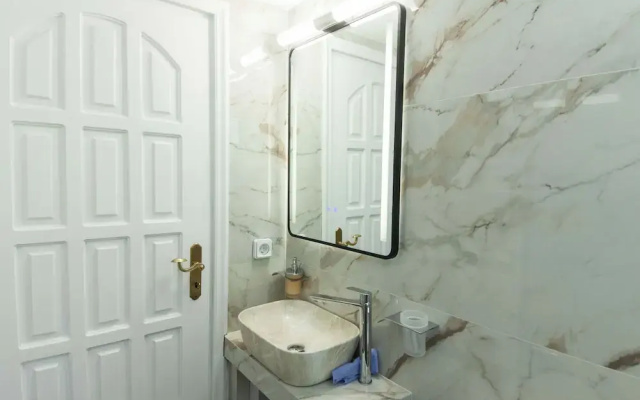 Deluxe 3 Bd House near Lagonisi w Garden