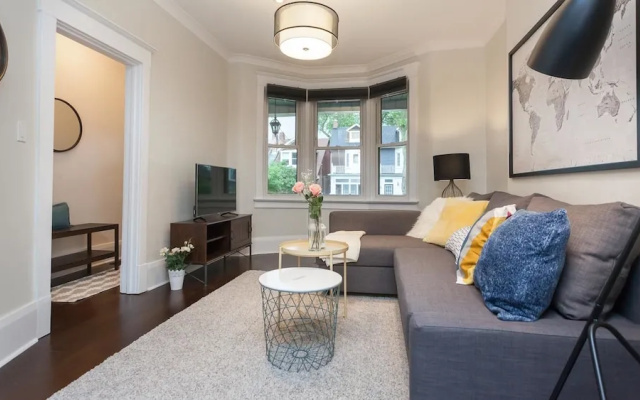 Applewood Suites - 4 BDRM Danforth House