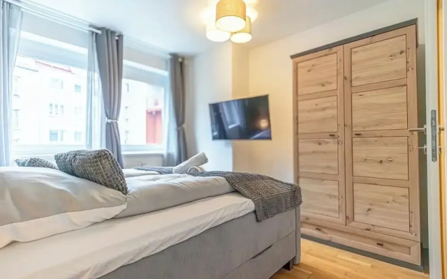 9 Min to City Center 1BR 1LR Balcony
