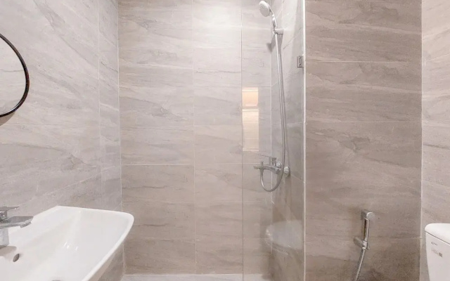 Cozy And Well Furnished Studio Collins Boulevard Apartment