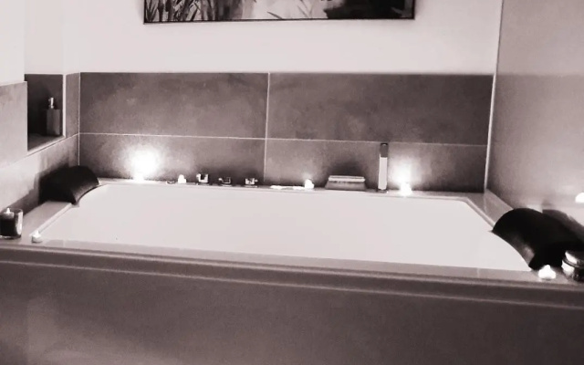 Elle & Lui En Jacuzzi