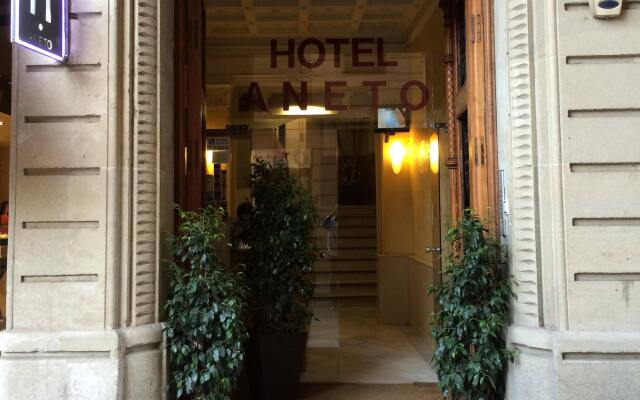 Aneto Hotel вид на фасад