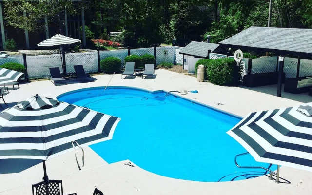 Stone Studio Lakefront Pool Access