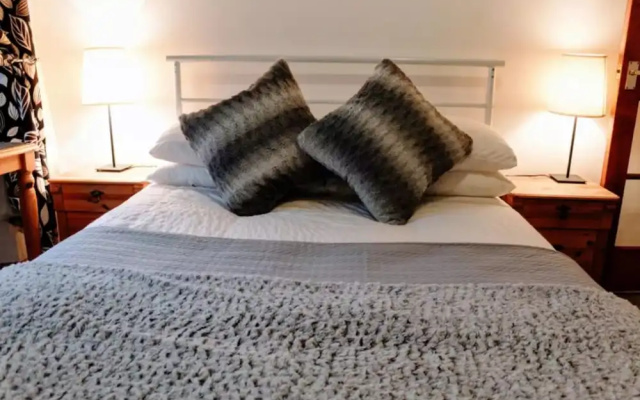 1 Bedroom Apartment Near The Old Town