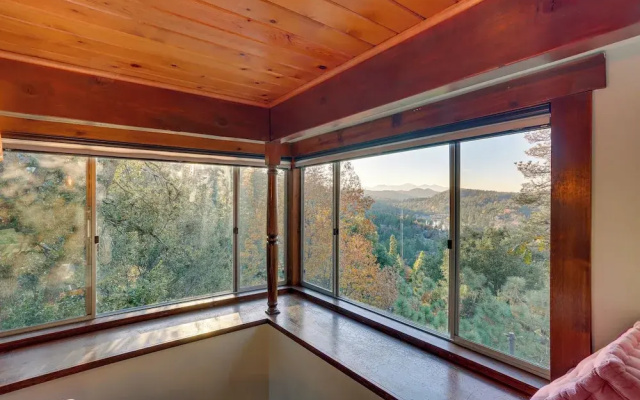 Crestline Cabin: Mountain Views & Fire Pit!
