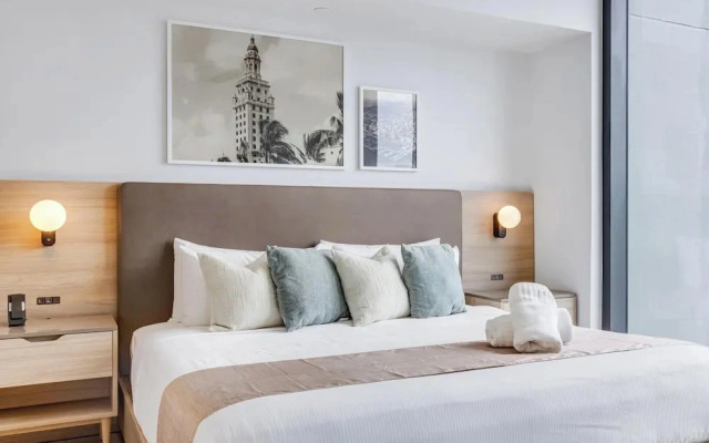 43rd-Floor Skyline Suite - Pool & Gym