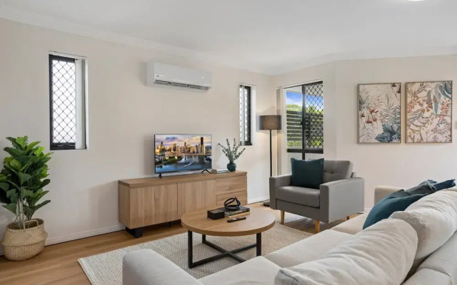 Comfy 2-bedroom Family Apartment With Free Parking