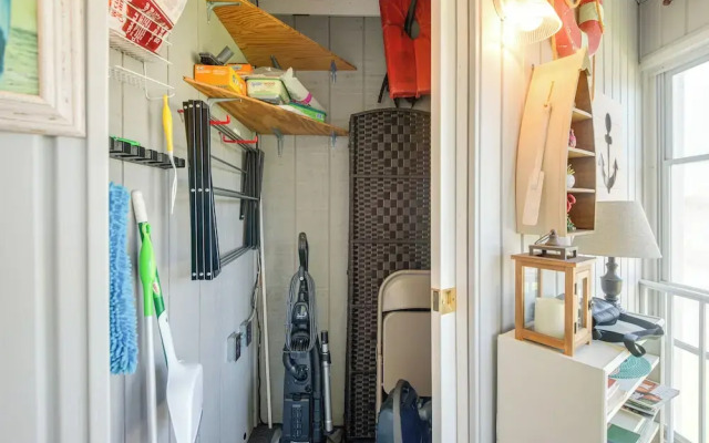 Pool Access & Lanai: Riverfront Welaka Condo!
