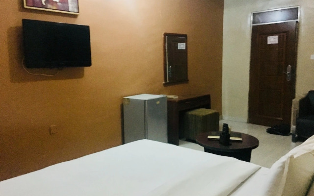 Euc Demodern Hotel And Suites