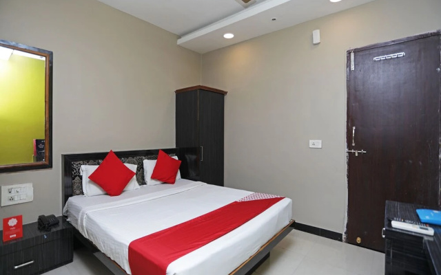 OYO 13392 Hotel Neeraj
