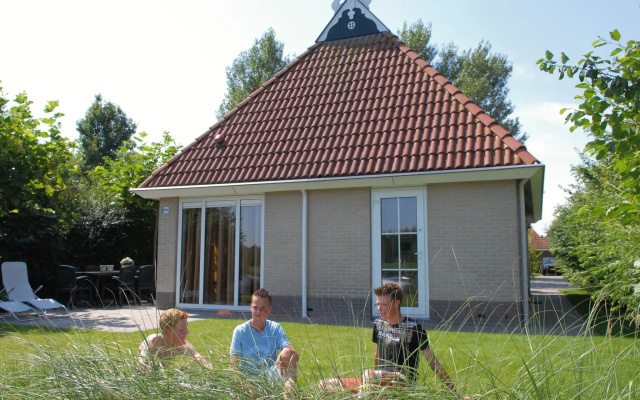 Detached bungalow with whirlpool and solarium, in nature