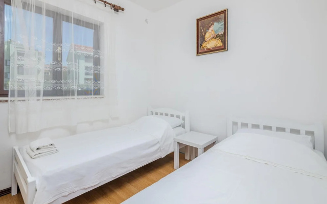 Stunning Apartment in Malinska With 3 Bedrooms and Wifi