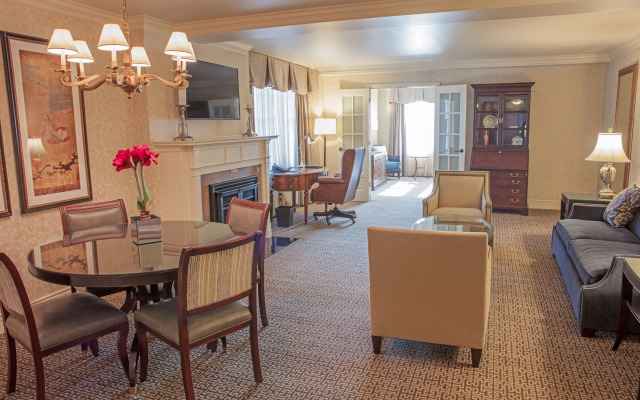 Hotel Roanoke & Conference Ctr, Curio Collection by Hilton