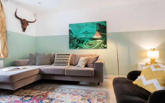The Southwick Sanctuary - Large & Modern 6BDR Home with Private Terrace
