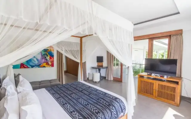 Colorful Private Villa 3 BR, Seminyak With Staff