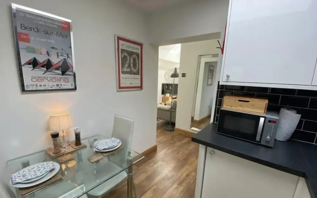 Self Contained, 2 Person dog Friendly Apartment. Free Parking