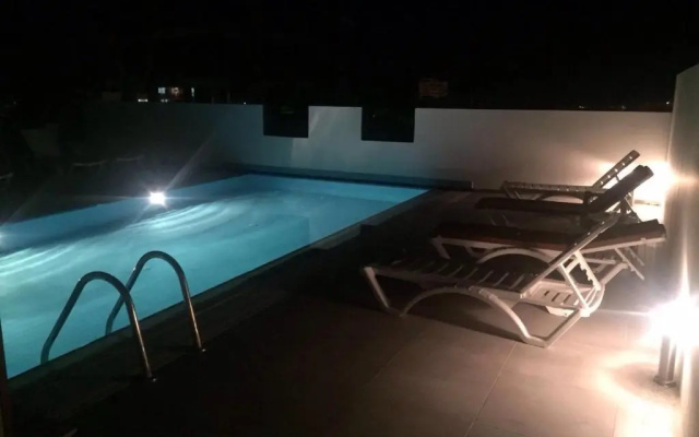 Central Girne Studio Flat with Rooftop Pool