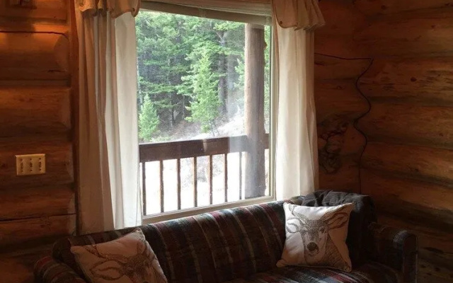 Two Bears Inn Bed & Breakfast