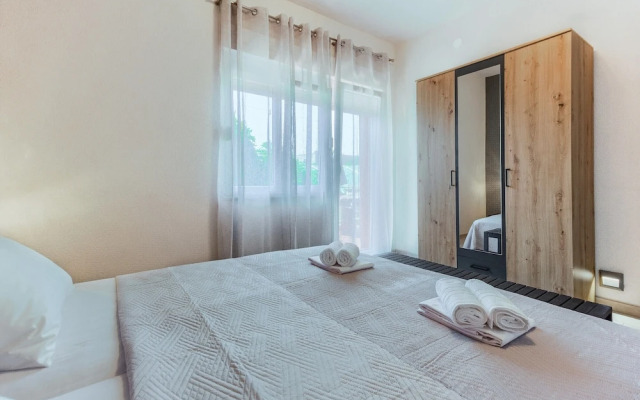 Modern Luxury 2-bedroom apt With Balcony & Patio