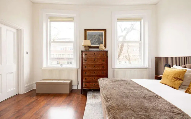 Light-filled 2-bedroom Chelsea Apartment