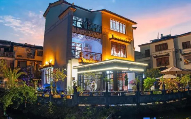Xian Cottage | Flower Admiring Lakeside Villa Courtyard Homestay (Tengyue Ancient Town Branch)