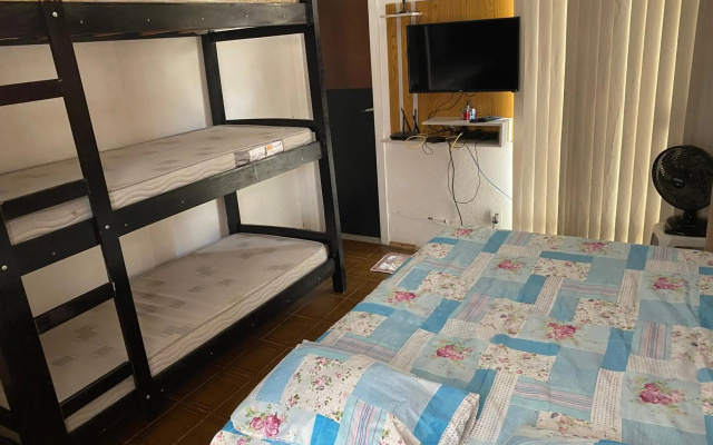 Casa de fundo aconchegante 2 casais ou 3 solteiros