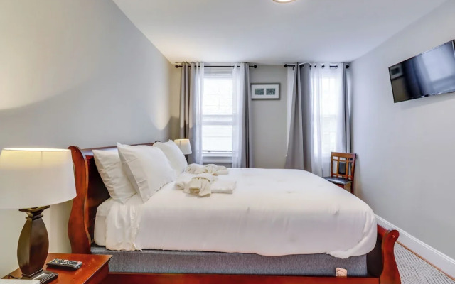 2 Mi to National Mall: DC Townhome