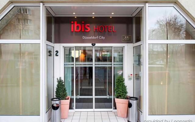 Отель ibis Düsseldorf City вид на фасад