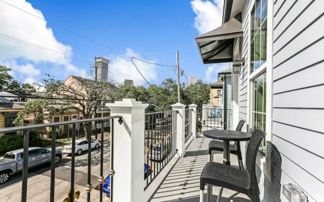Chic 4 BR Condo - Large Pool - Perfect Location