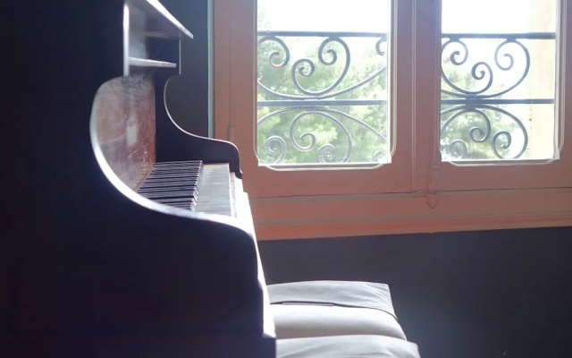 Fashionable House Flat with Garden