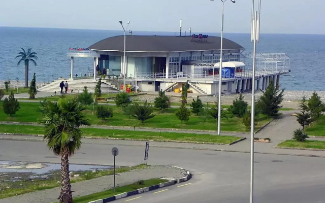 1 Room Flat - 100M From Coastline