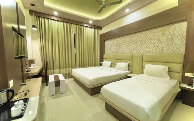 Hotel KUBER PALACE - Sea beach & Temple