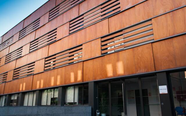 Barcelona Pere Tarrés Hostel вид на фасад
